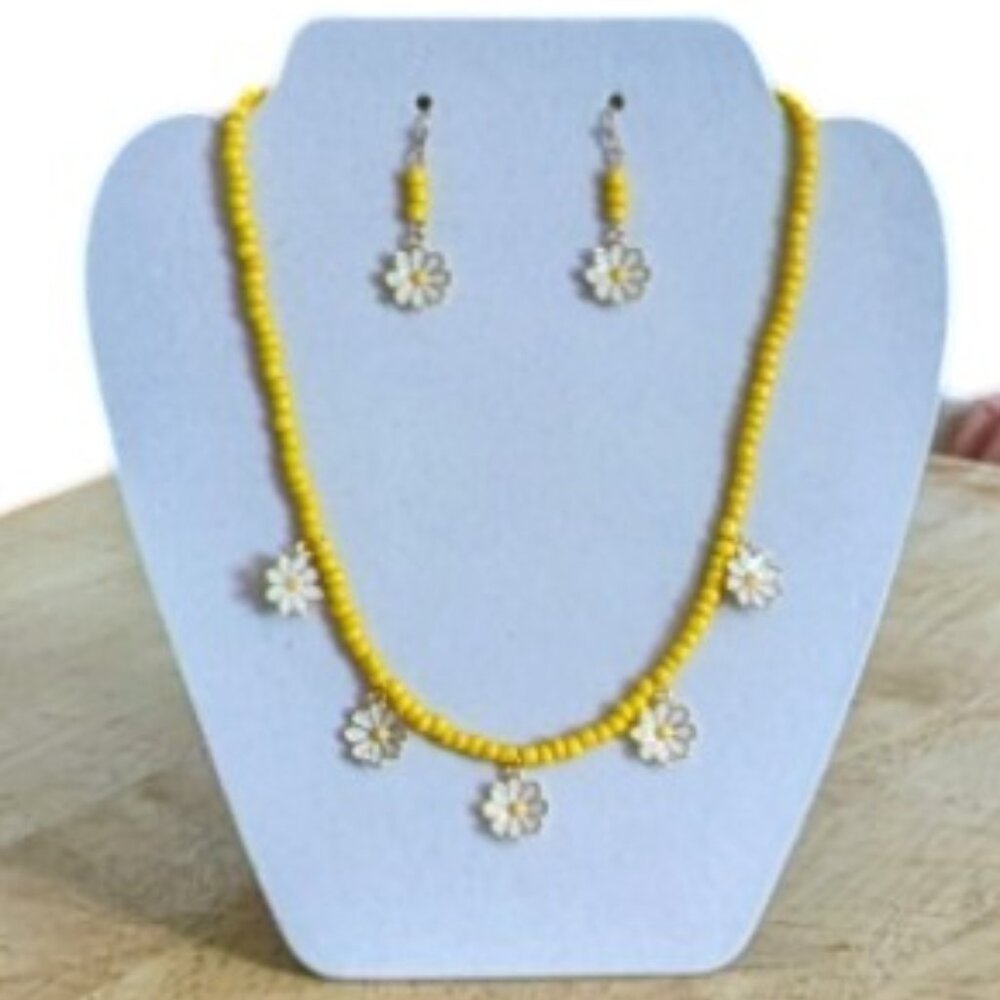 Women's Hand-Crafted flower necklace & earrings set, yellow/white